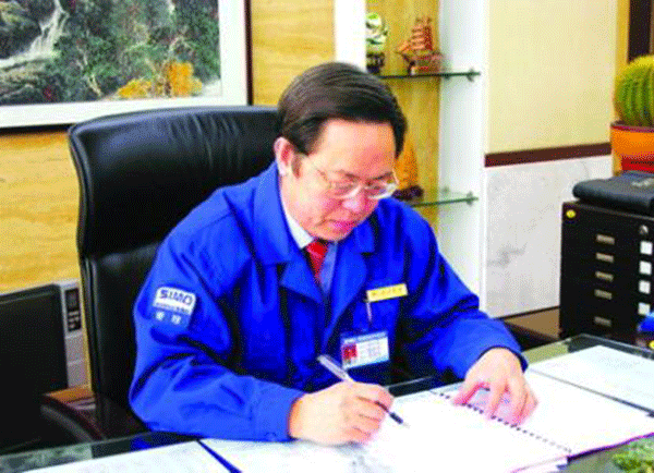 西瑪集團(tuán)董事長(zhǎng)楊允成被評(píng)選為“感動(dòng)西安——2005年度推動(dòng)西安經(jīng)濟(jì)發(fā)展的十大新聞人物”之一。